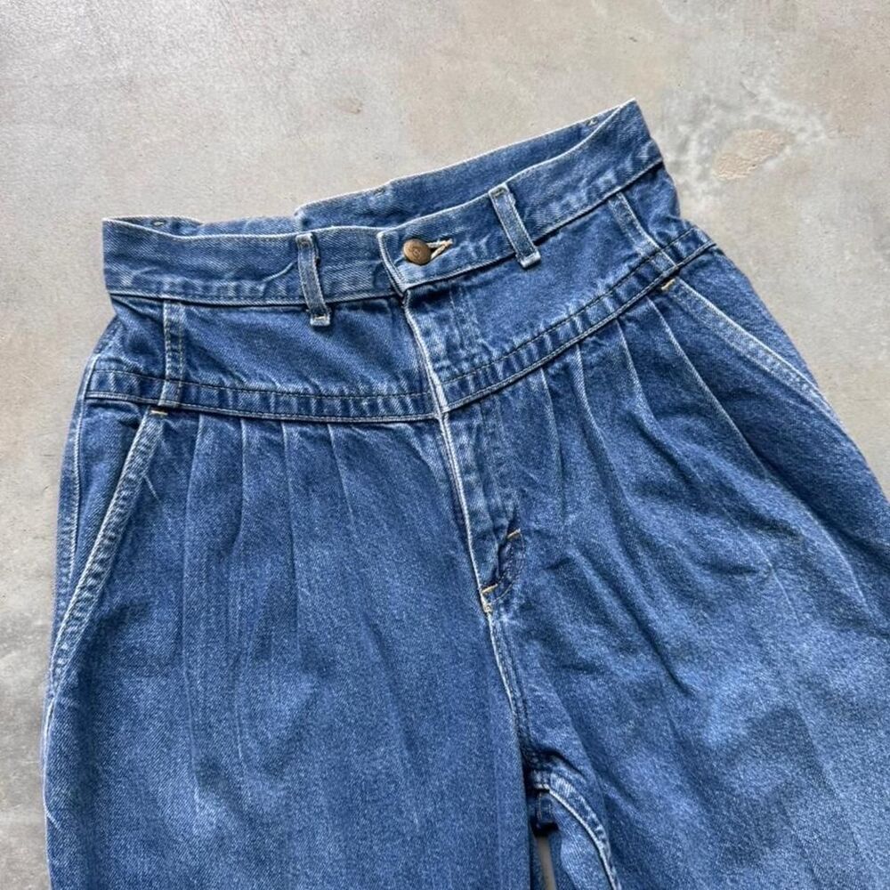 Vintage 80s-90s Lee High-waisted blue denim jeans with pleats and button fly